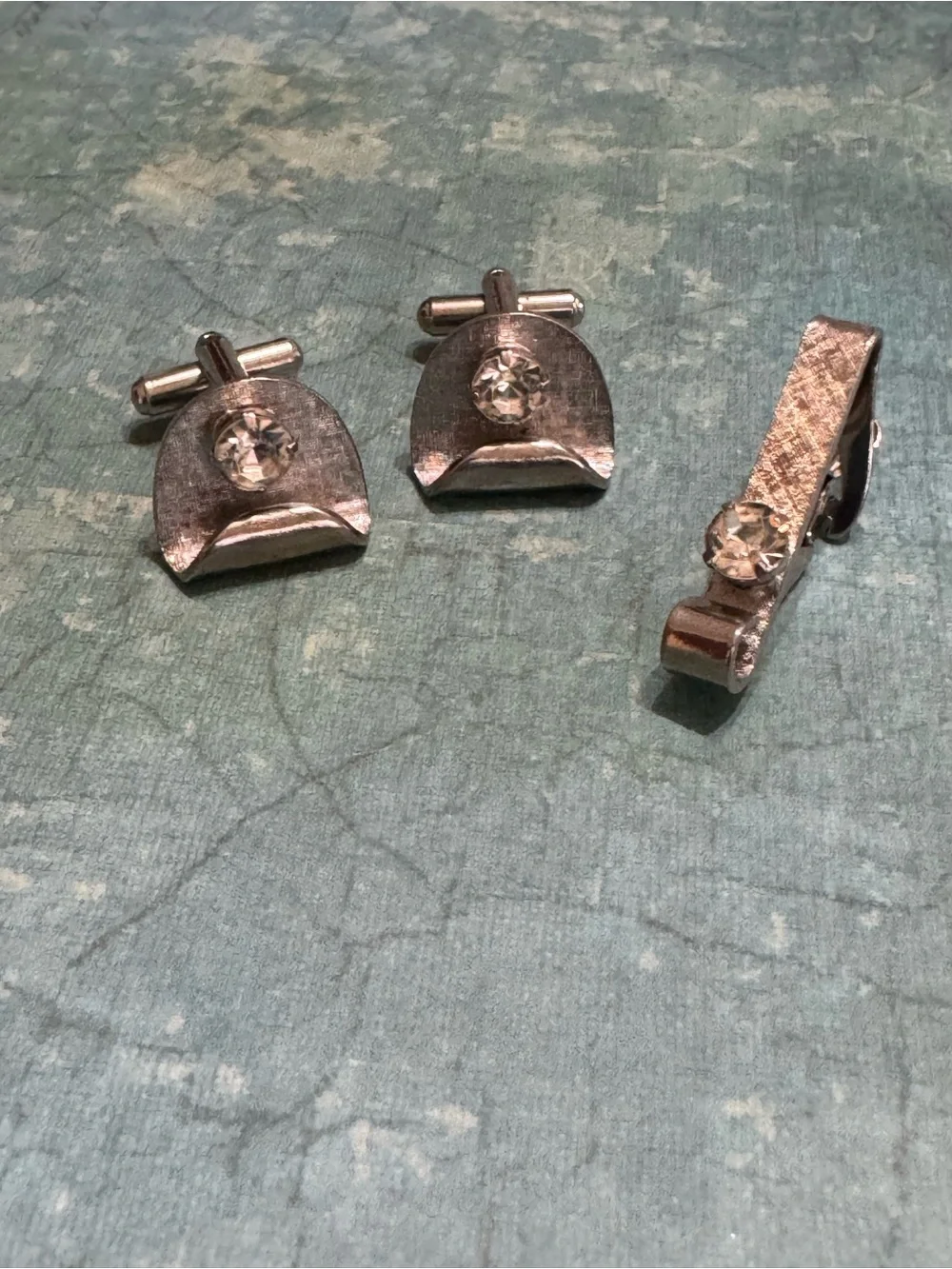 VINTAGE CUFF LINKS AND TIE CLIP